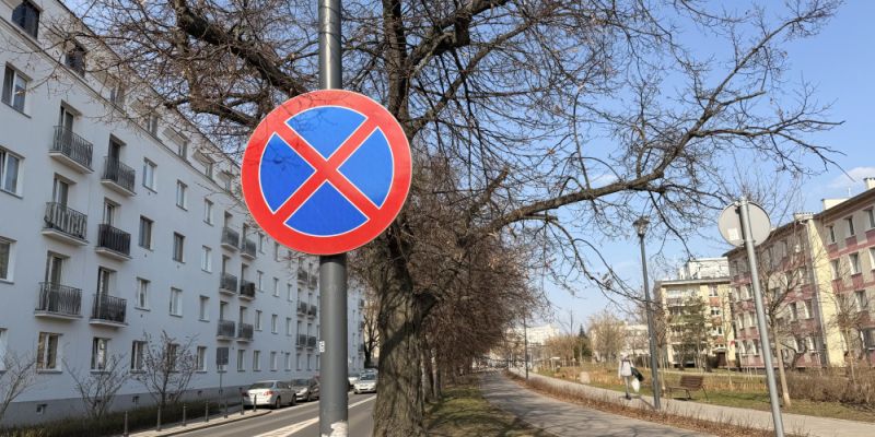 Kierowcy ignorują zakaz przy remizie na Bielanach
