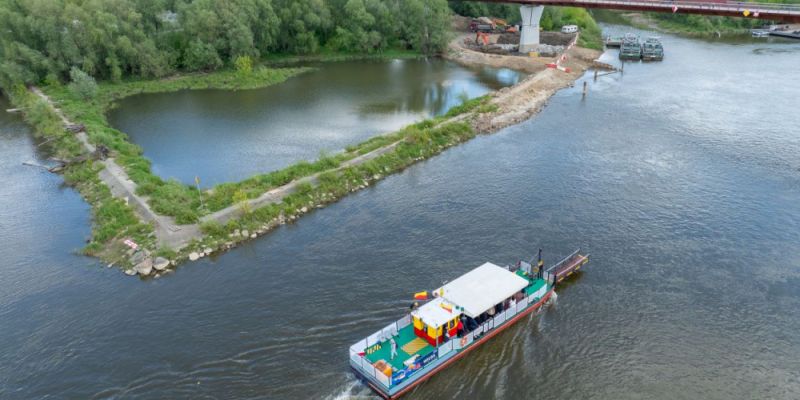 Zabytkowe tramwaje, promy przez Wisłę i rejsy do Serocka wracają dziś do stolicy