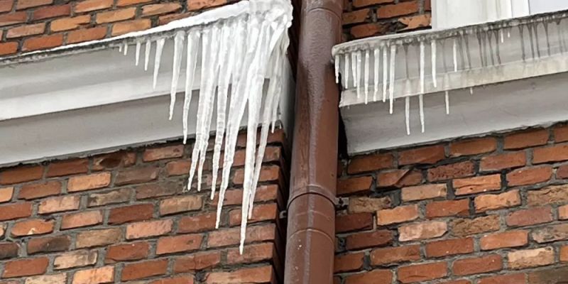 Zwisające kilkunastokilogramowe sople zagroziły przechodniom na ulicy Kartuskiej w Gdańsku