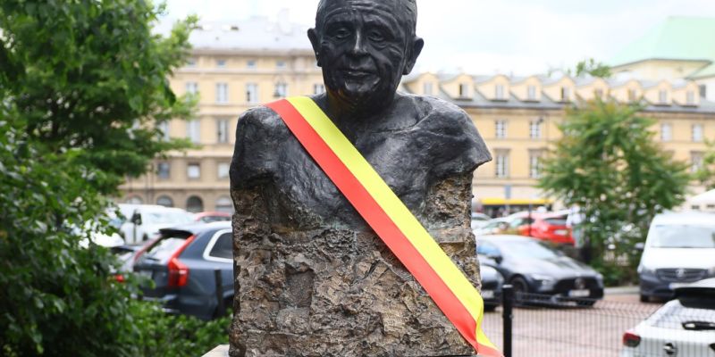 Skwer imienia Kazimierza Dejmka: nowy punkt na mapie kultury w sercu Warszawy