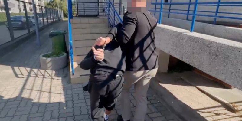 Fikcyjne inwestycje i utrata oszczędności: dwóch nastolatków trafiło do aresztu