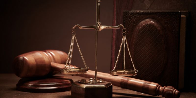 Pijanej matce z nosidełka wypadło niemowlę. Kobieta odpowie za to przed sądem