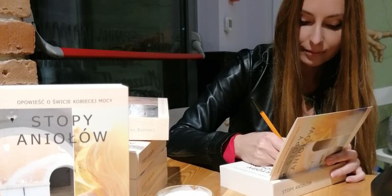 „Stopy Aniołów” - Tajemnica Gargano, nieodkryta historia kobiet, cień katastrofy ekologicznej i wiara w uzdrowieńcze moce żeńskiego pierwiastka – Karolina Barwicz opowiada o swojej książce.