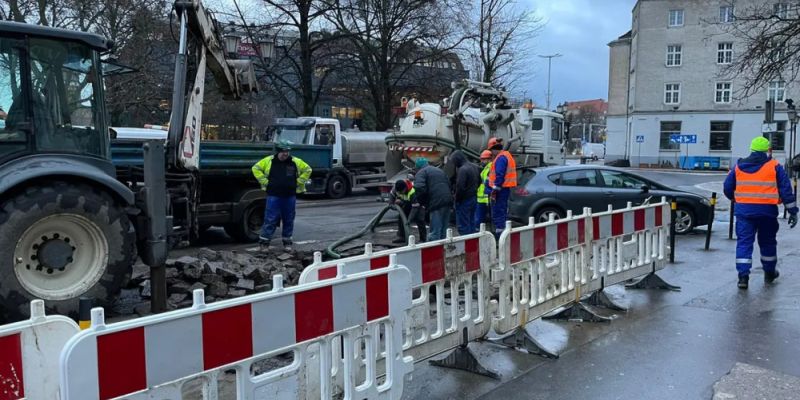 Zamknięta jezdnia na Targu Drzewnym - trwa usuwanie awarii wodociągowej