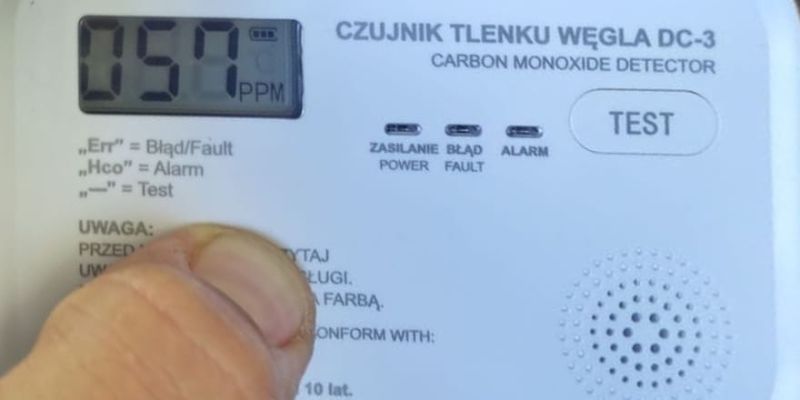 Czad znów zbiera tragiczne żniwo. Strażacy apelują:  czujka daje szansę na ratunek