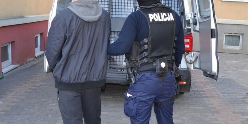 Sprawcy kradzieży dwóch samochodów oraz włamań do piwnic zatrzymani przez policjantów