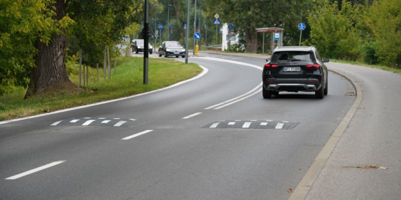 Nowe progi zwalniające na ulicy Vogla w Wilanowie. Większe bezpieczeństwo na przejściach dla pieszych