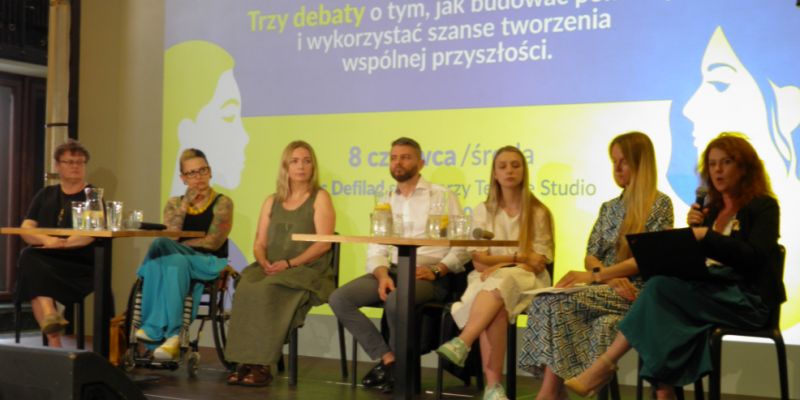 Gość-inność. Ukrainki wśród nas: wizerunki, sojusze, fundamenty, czyli trzy debaty wokół budowania wspólnej przyszłości.