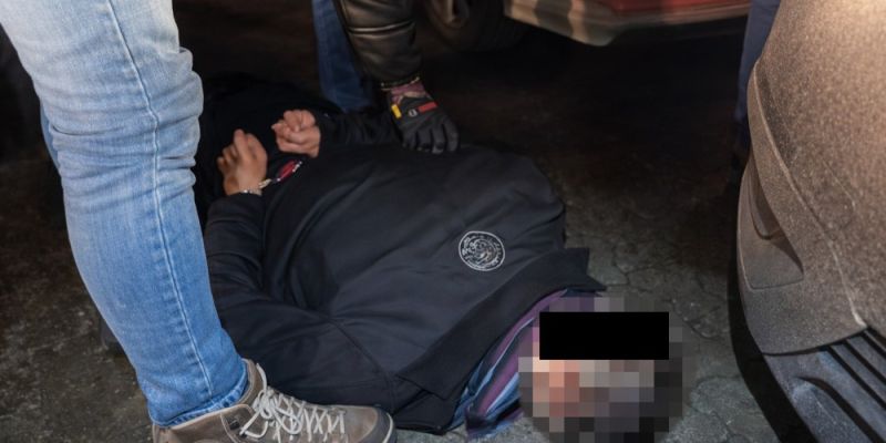 Niefortunny finał przemytu: Z bagażnikiem pełnym narkotyków zaparkował tuż obok nieoznakowanego radiowozu