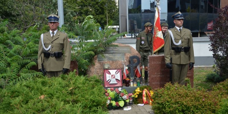 Uroczyste złożenie wieńców na skwerze Zgrupowania AK "Chrobry II"