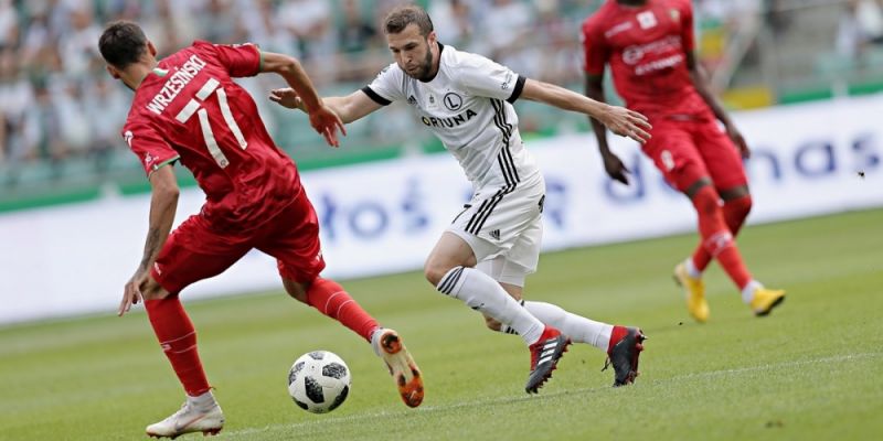 Legia wygrywa na boisku, Zagłębie na trybunach