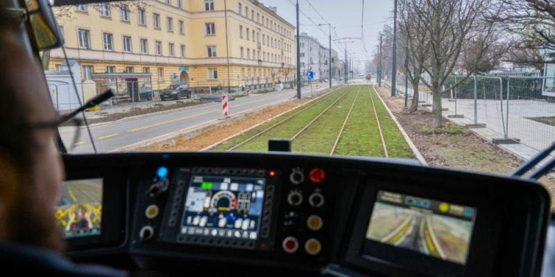 Tramwaje wracają na Rakowiecką. Testy nowego torowiska na Mokotowie dobiegają końca