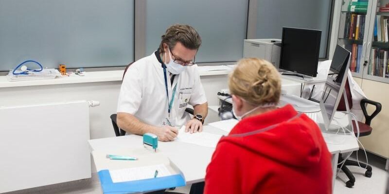 UCK liderem szczepień na Pomorzu. Szpital zbadał też reakcje niepożądane po szczepionce na koronawirusa