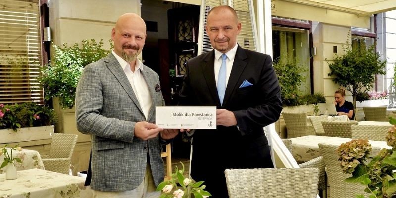 Stolik dla Powstańca