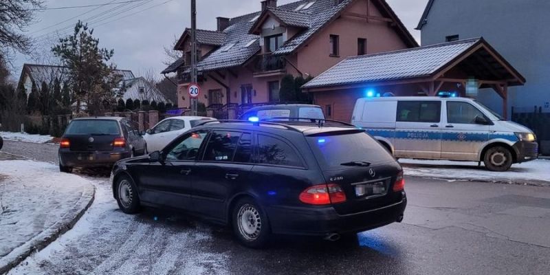 Mężczyzna uciekał ponieważ nie miał uprawnień do prowadzenia pojazdów, ponadto był pod wpływem narkotyków oraz przewoził dwoje pasażerów którzy byli poszukiwani