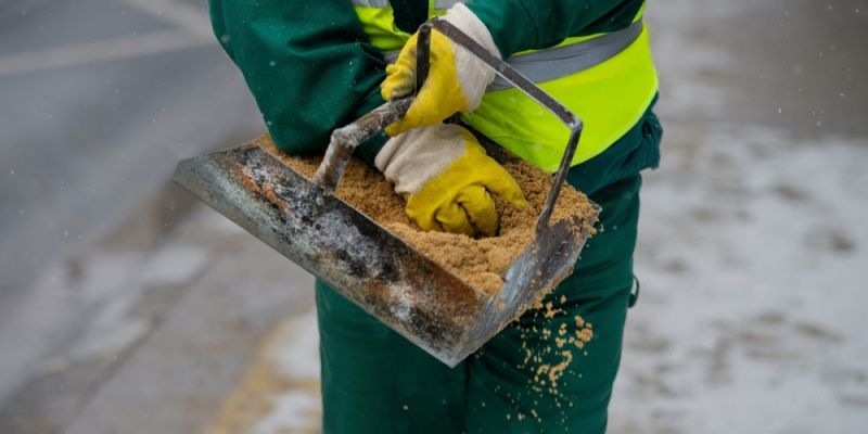 Oblodzenia na ulicach i chodnikach – apel o ostrożność!