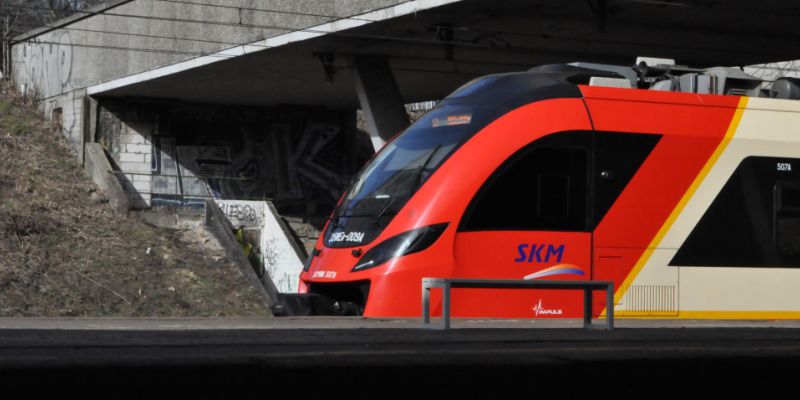 Pociągi wracają na trasę Warszawa-Otwock, ale utrudnienia zostają