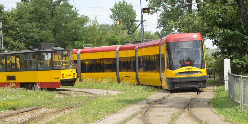 TRAMWAJE HAŁASUJĄ I PISZCZĄ NA ŁUKACH? ZTM wyjaśnia