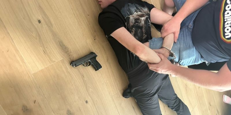 Policja rozbiła grupę oszustów „na legendę”. Zabezpieczono broń i narkotyki