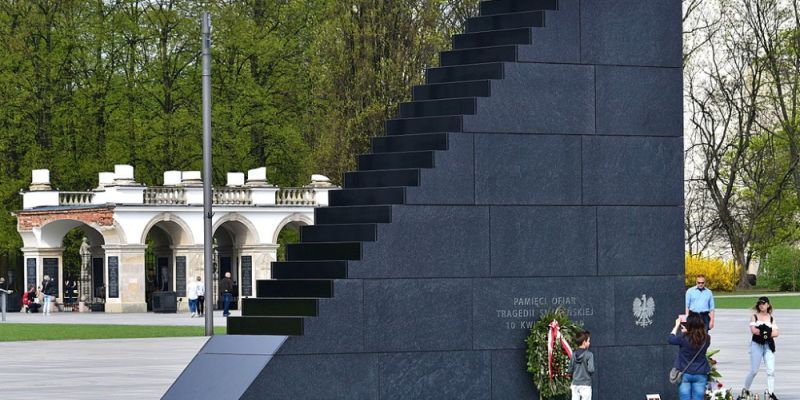 Pomnik Ofiar Tragedii Smoleńskiej oblany sztuczną krwią. Jutro 15 rocznica katastrofy smoleńskiej
