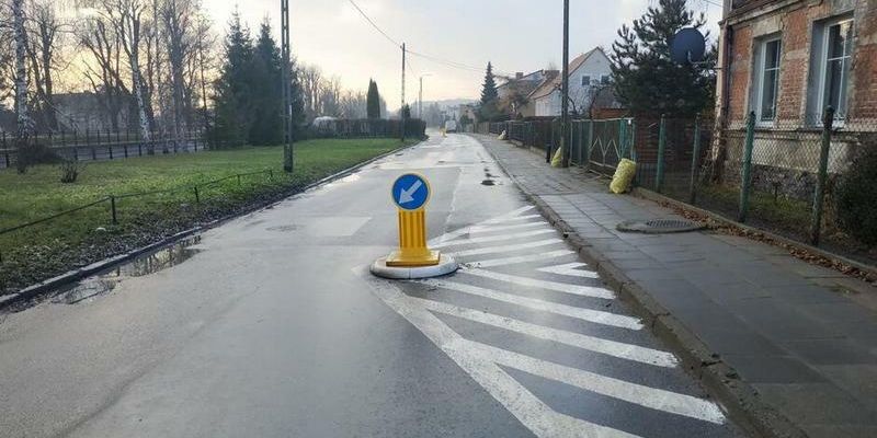 Uspokajanie ruchu na ulicach Nowiny i Raduńskiej - ustawiono progi, słupki i szykany