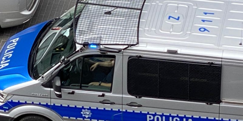 Na drugim piętrze budynku, w otwartym oknie stał mały chłopiec ,uratował go policjant.