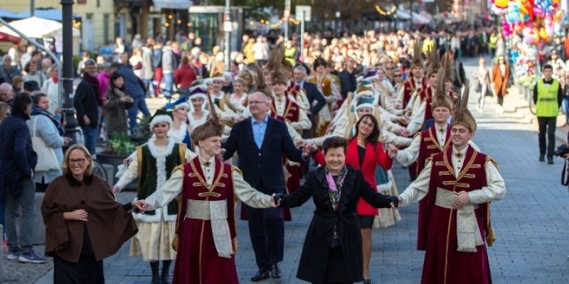 Warszawiacy zatańczyli poloneza