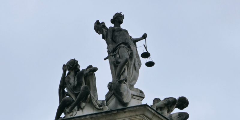 AED ratuje życie - szybka reakcja w Szkole Podstawowej nr 317 na Woli