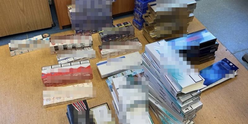 Setki paczek papierosów bez polskich znaków akcyzy ukryte w kuchennych listwach