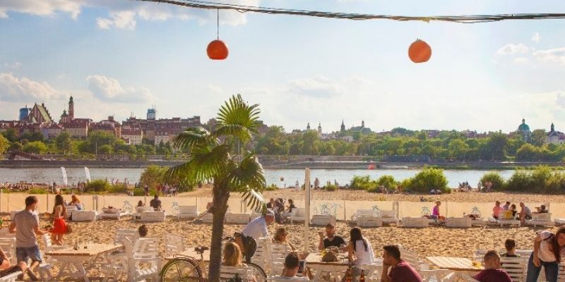 Warszawa przyciąga coraz więcej turystów