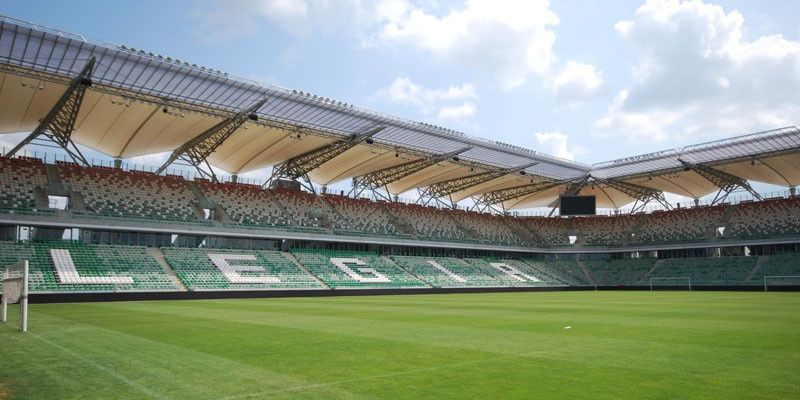Piłkarskie emocje i zmiany w organizacji ruchu: Legia Warszawa podejmuje Koronę Kielce