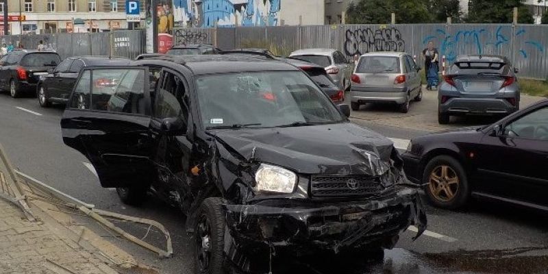 Na podwójnym gazie wjechał w przystanek