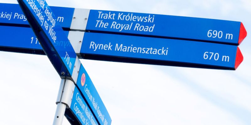 30 lat Miejskiego Systemu Informacji w Warszawie: jak niebieskie tablice uporządkowały stołeczną przestrzeń