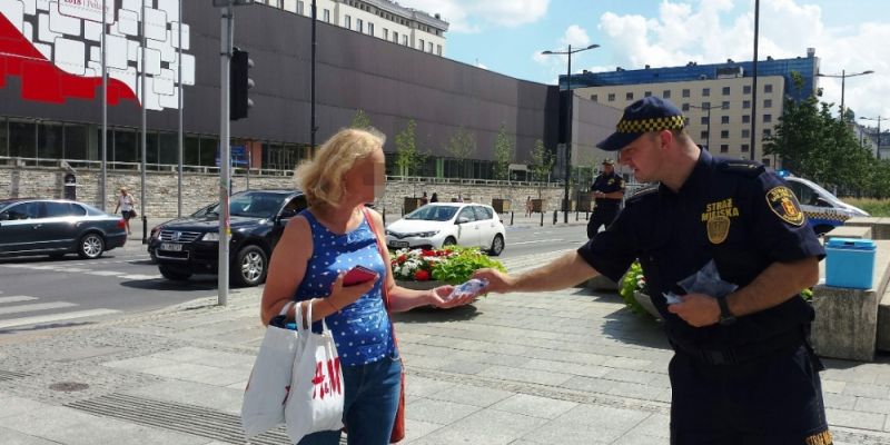 Strażnicy miejscy rozdają wodę