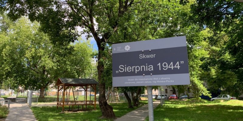 Dzielnica Wola z mieszkańcami i radnymi za Skwerem „Sierpnia 1944”