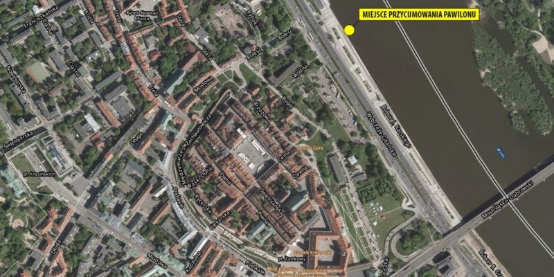 Pływające pawilony przycumowały przy bulwarze