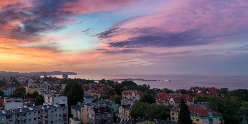 Sopot nadal w czerwonej strefie, cały kraj objęty strefą żółtą