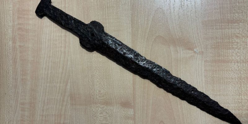 Zabytkowy sztylet na giełdzie kolekcjonerskiej. 68-latek odpowie przed sądem