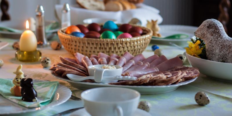 Polacy zmieniają wielkanocne nawyki. Coraz mniej jedzenia trafia do kosza, ale jeden problem wciąż pozostaje