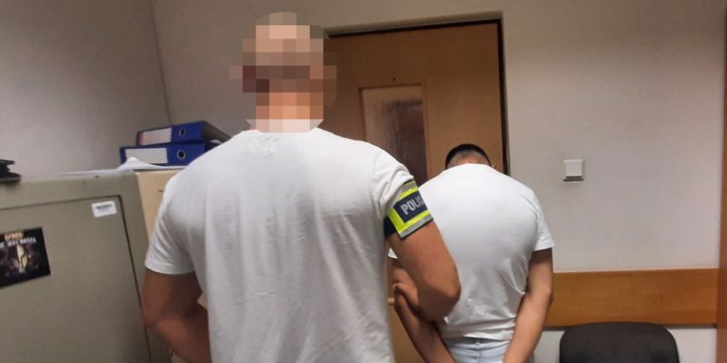 Napad gazem, młotkiem i atrapą broni. Nieletni złodzieje z Rumunii ukradli biżuterię za 250 tysięcy złotych