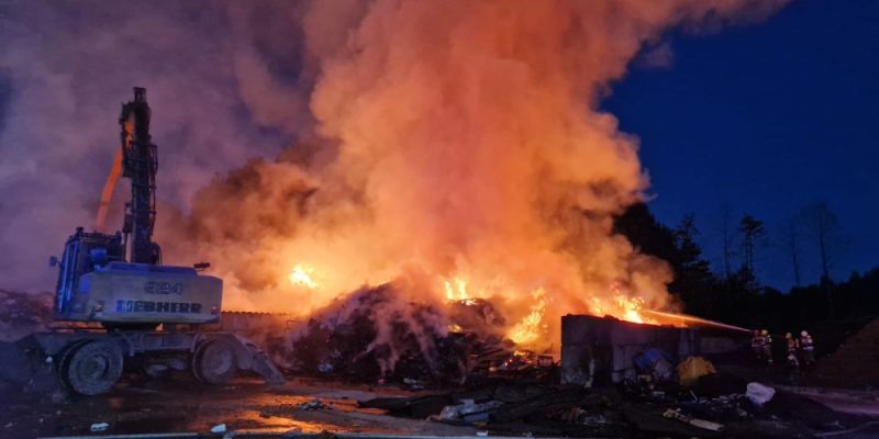 Wola Ducka pod ogniem: straż pożarna w akcji na składowisku odpadów komunalnych