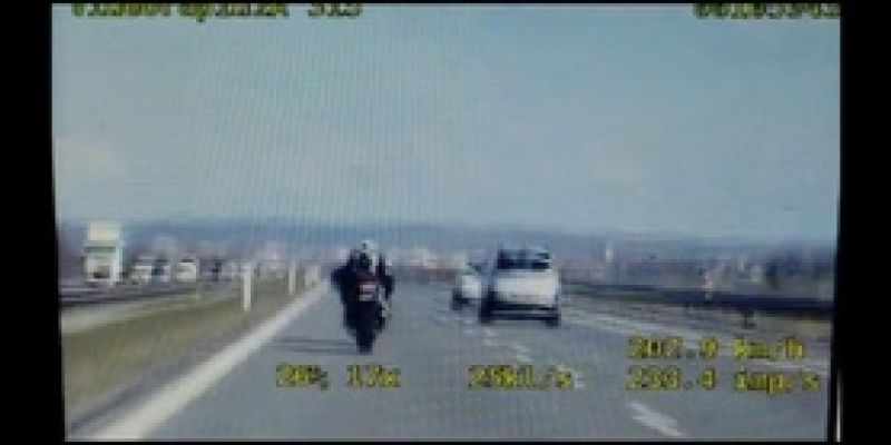 Bez prawa jazdy jechał na motorze  z prędkością ponad 200 km/h - zobacz film