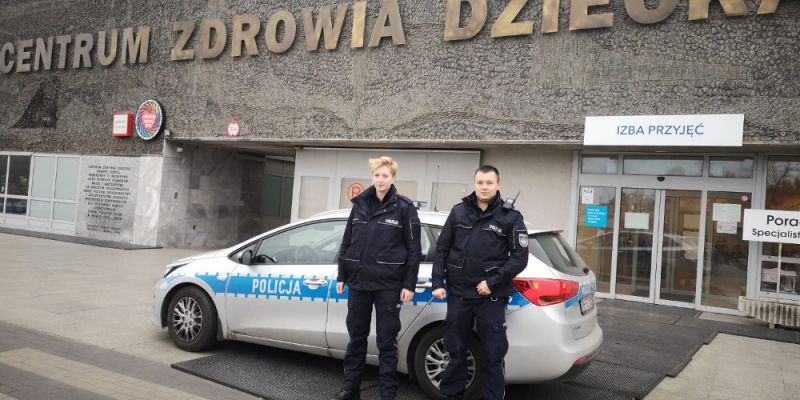Policjanci pilotowali samochód z dzieckiem w stanie ciężkim