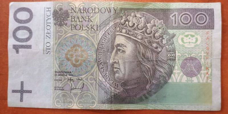 Mężczyzna próbował zapłacić fałszywą „setką” - 47-latek zatrzymany w Markach