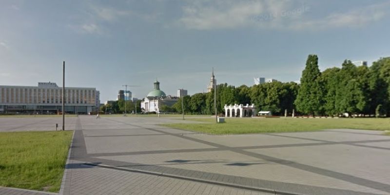 Do kogo należy plac Piłsudskiego?