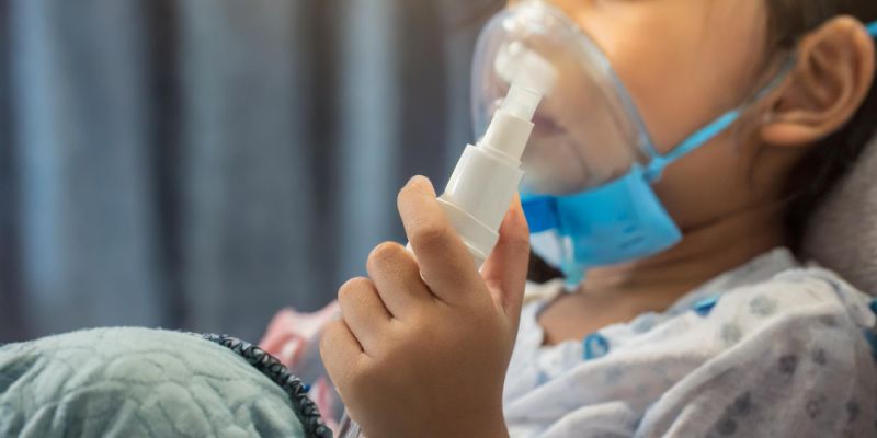 Kaszel, który utrudnia sen – co podać, by pomóc dziecku oddychać łatwiej?