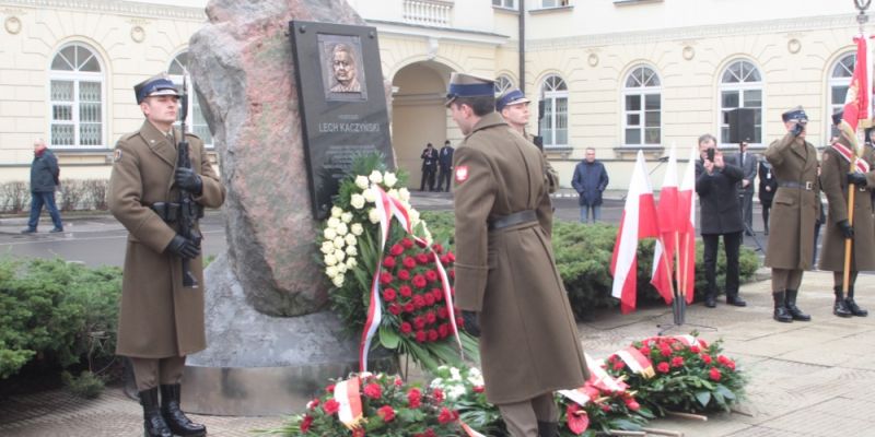 Kwiaty dla Lecha Kaczyńskiego na Placu Bankowym