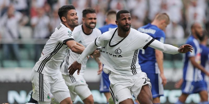 Legia walcząca do końca. Wyrwana wygrana z Wisłą
