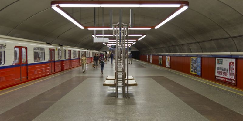 Nowe tablice dla niewiadomych w metrze - miały pomagać a przeszkadzają