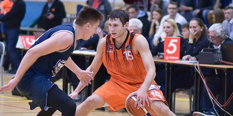 Piłkarskie derby dla Hutnika